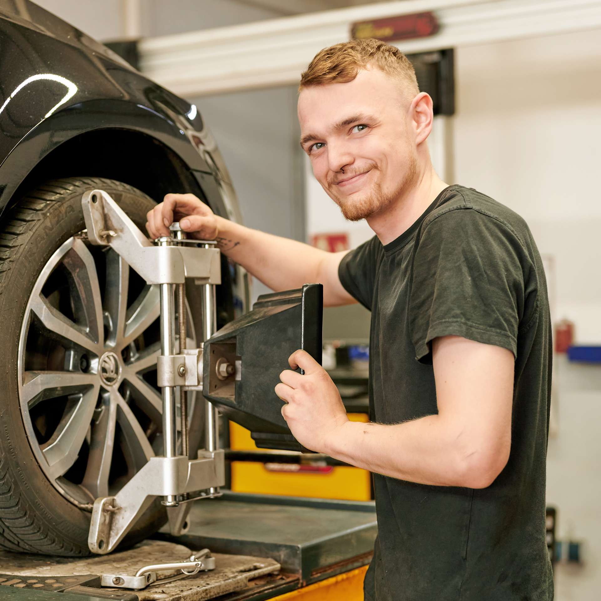 Mechaniker bei einer Achsvermessung