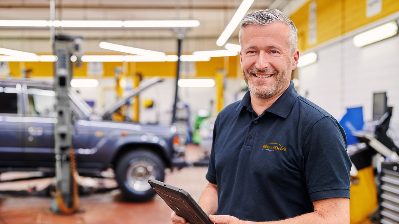 BestDrive Mitarbeiter mit Tablet in der Hand