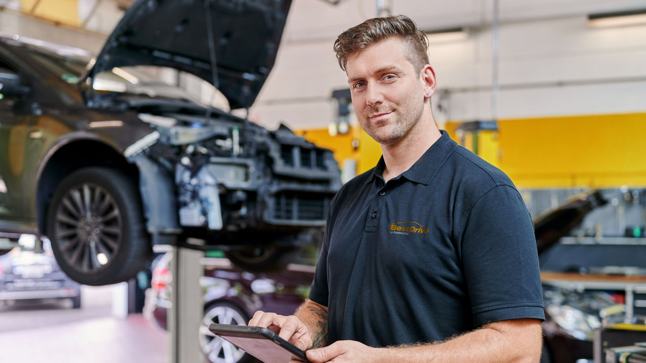 BestDrive Mitarbeiter beim Pickerl mit Tablet in der Hand