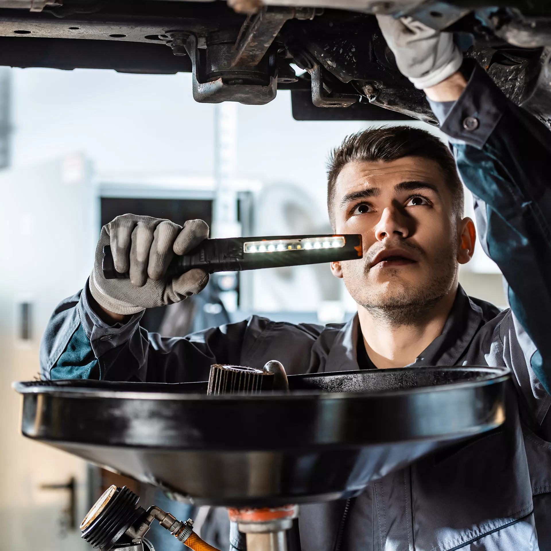 AdobeStock_311333664_Ölwechsel (1).png