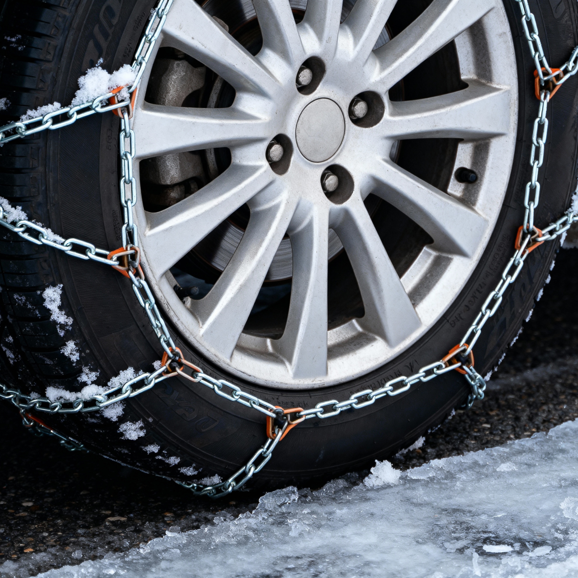 Image-Text Teaser - 1920x1920 - Chaînes, chaussettes ou pneus cloutés : comment choisir