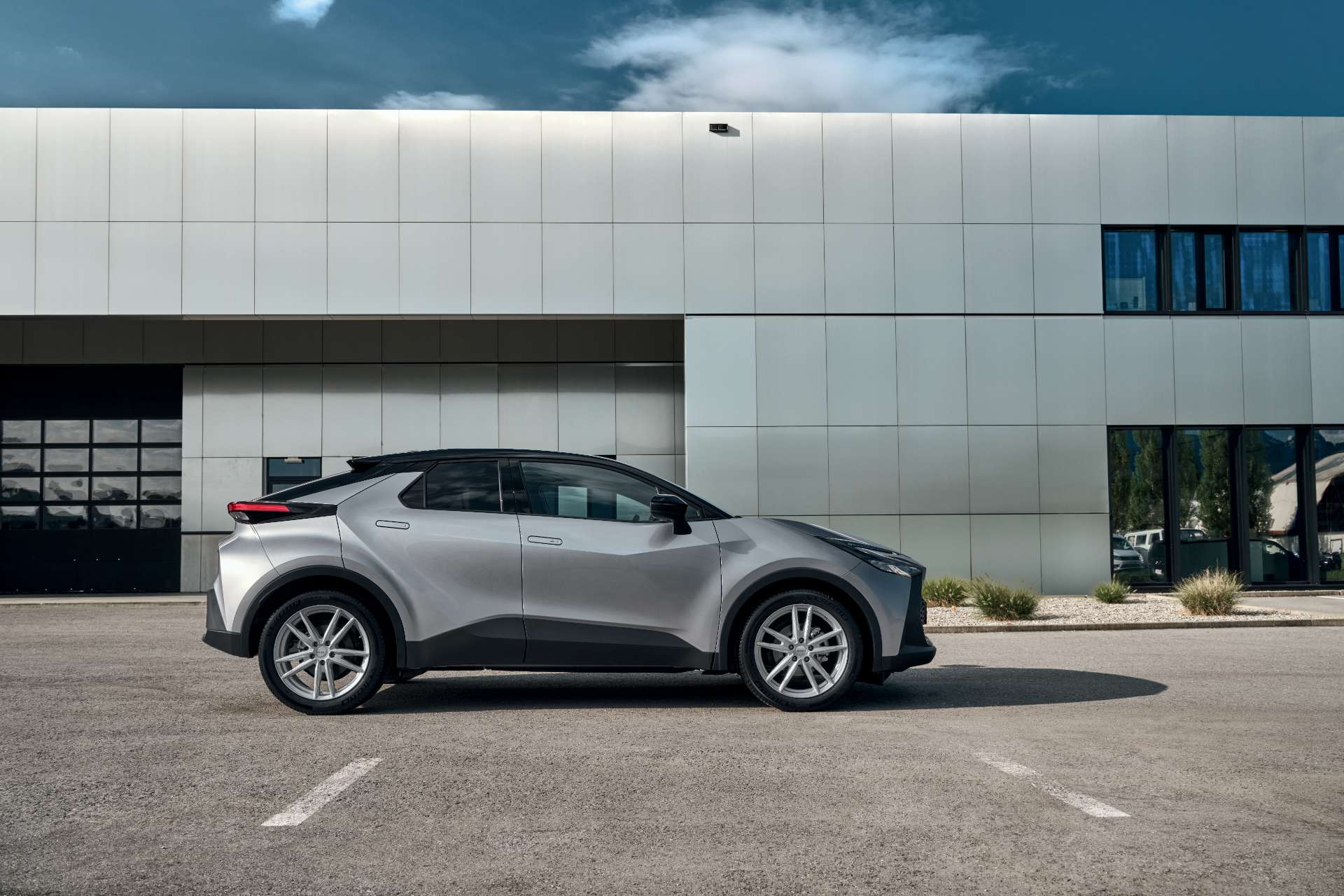 DEZENT-KF-silver-Toyota-C-HR-02