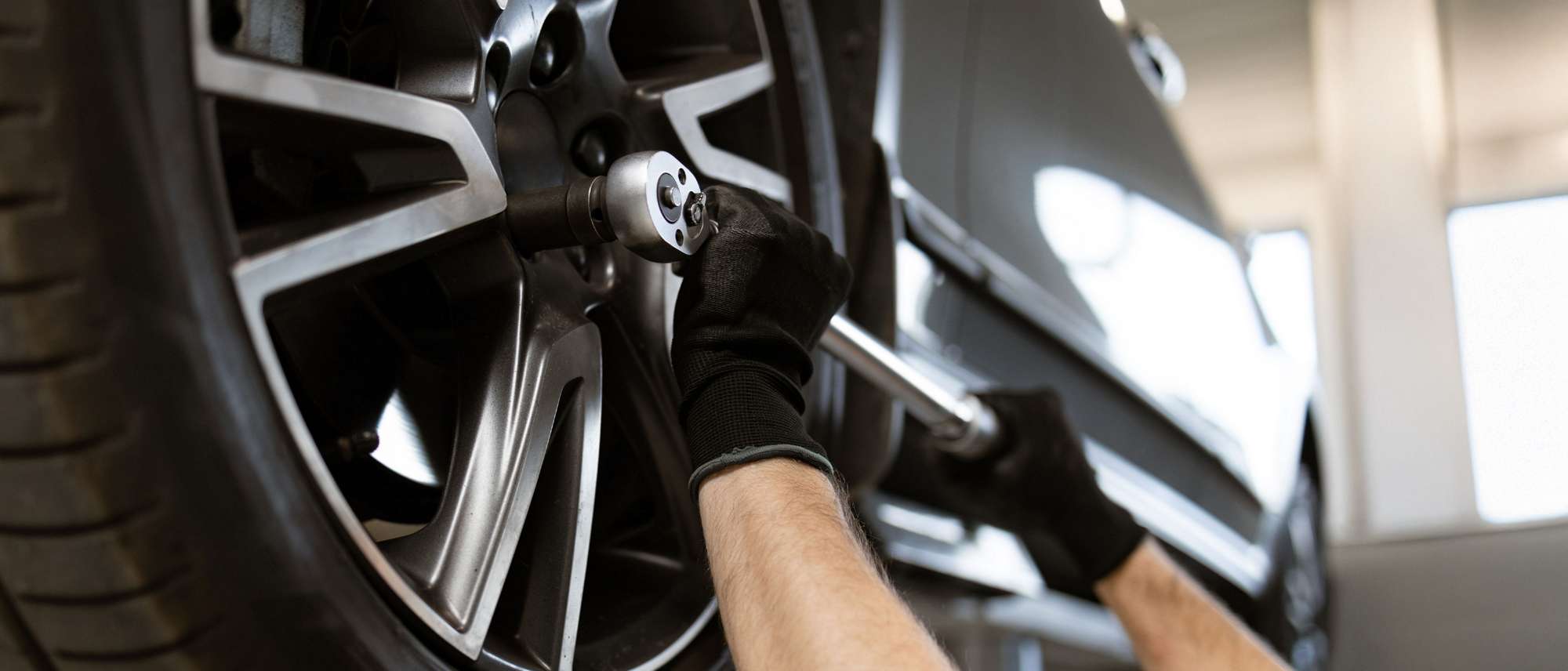 E-cars_tire_fitting_profit_tips_Vergoelst_01MainMarketing_1920x822.jpg