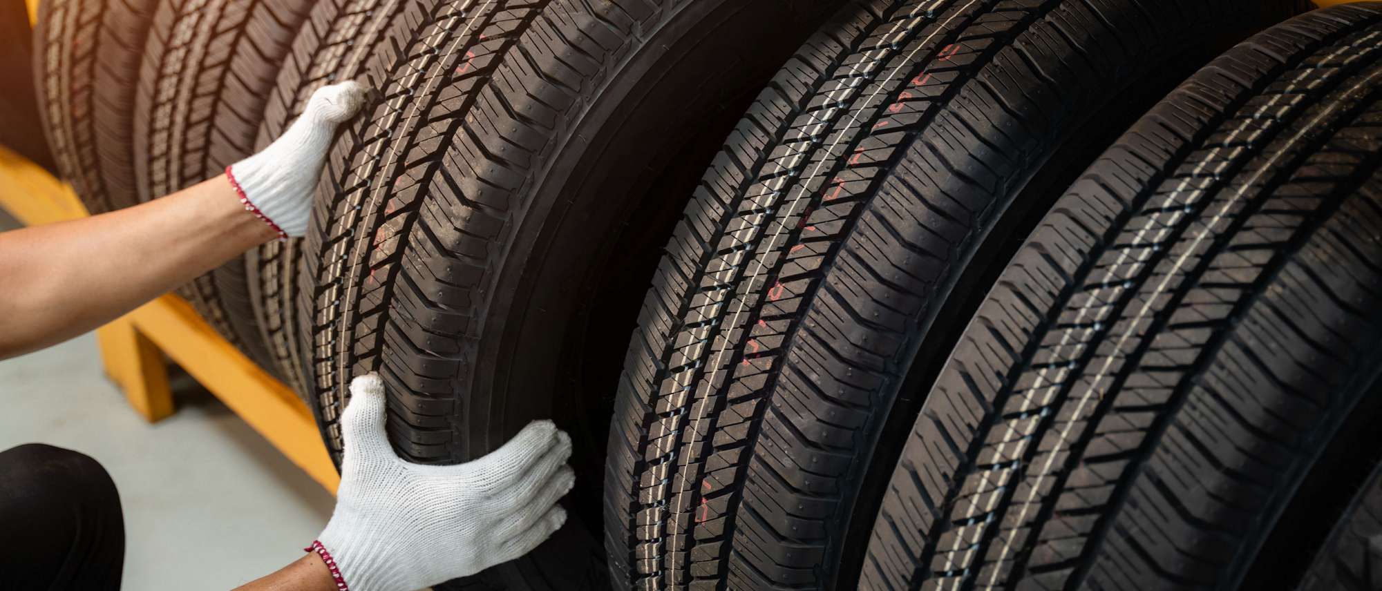 Electric_car_tire_change_Vergoelst_01MainMarketing_1920x822.jpg
