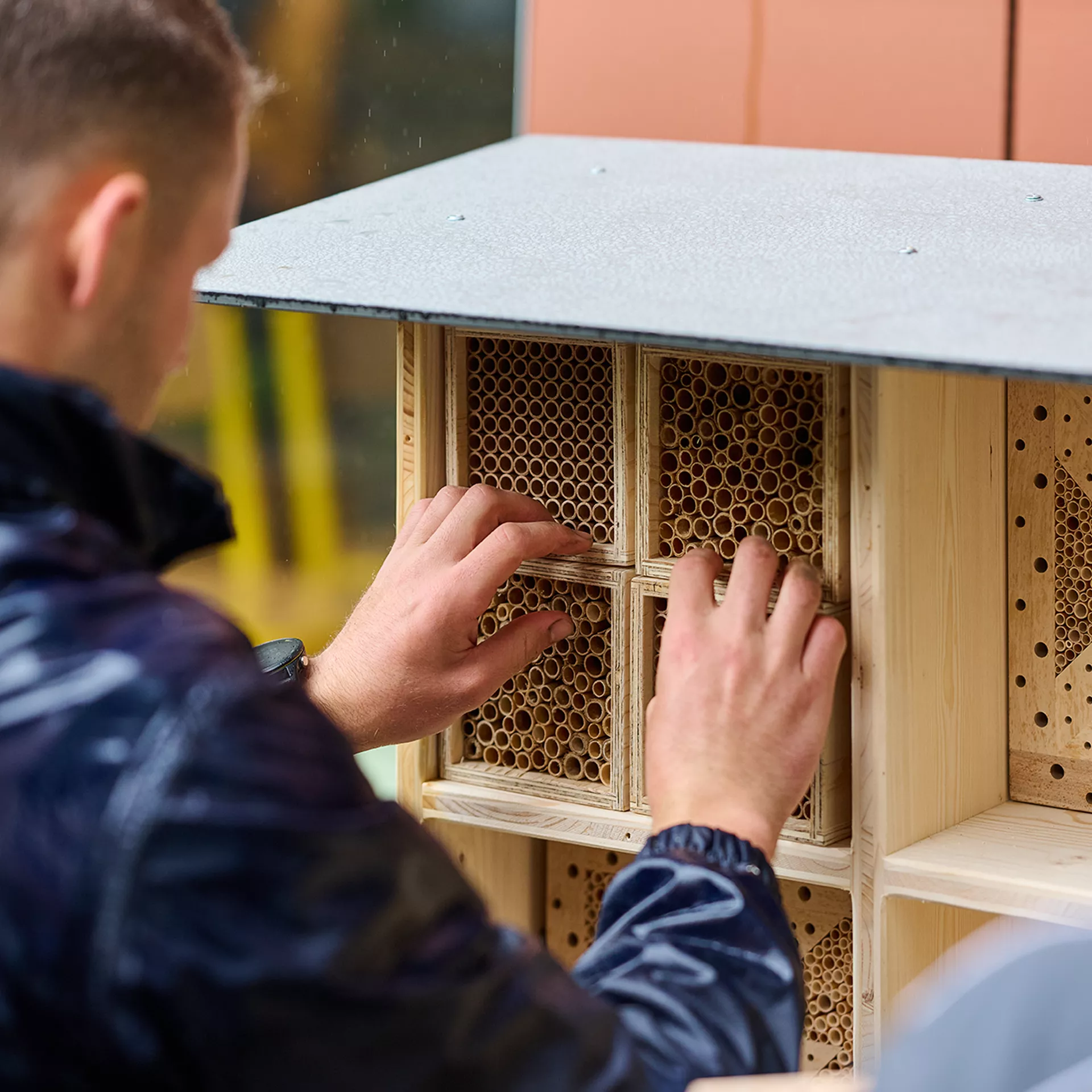 Insektenhotel montieren.png