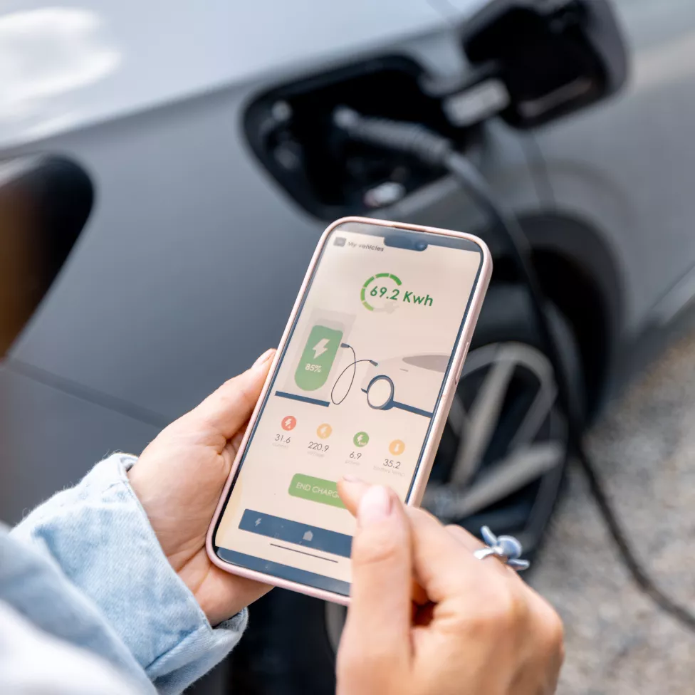 Image text teaser - 976x976 - LES 5 APPLICATIONS POUR VOITURE ÉLECTRIQUE À TÉLÉCHARGER