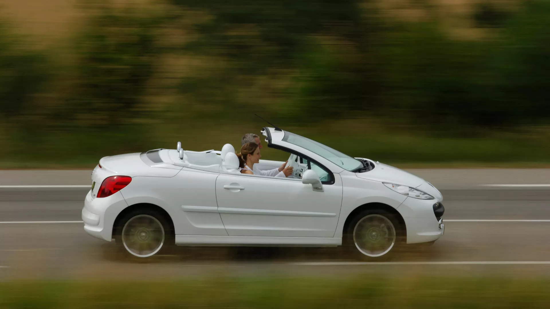 Background text teaser - PNEU PEUGEOT 207