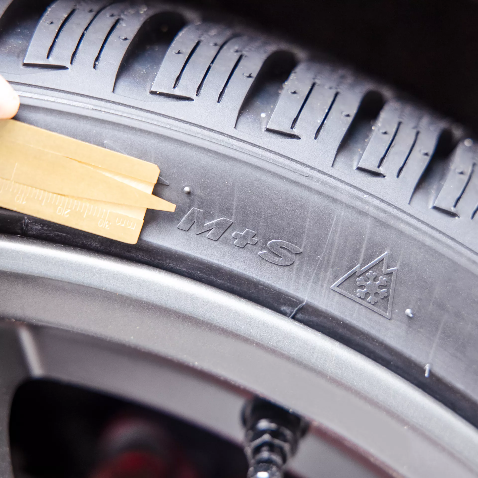 Image-Text Teaser - 1920x1920 - Pourquoi les pneus hiver sont indispensables