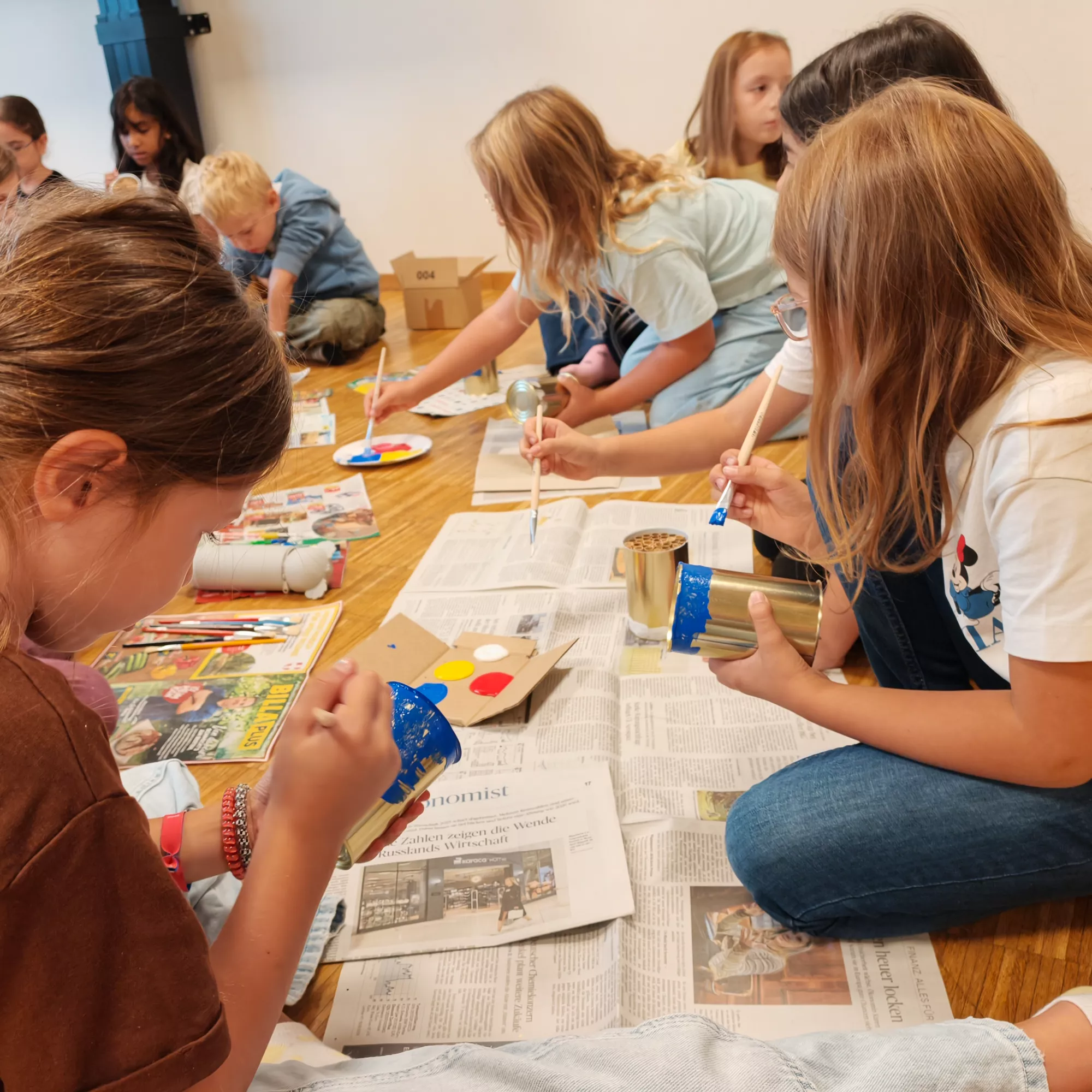 Kinder bauen und bemalen Wildbienen-Nisthilfen beim BestDrive by Continental Naturschutzprojekt mit Artenglück in Wien.