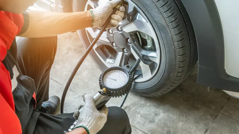 LinkTeaser Tile - 782x440 - Pression pneu fourgon aménagé : ce qu’il faut savoir avant de prendre la route