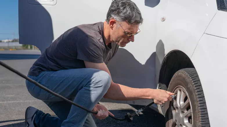 LinkTeaser Tile - 782x440 - Pression pneu fourgon aménagé : ce qu’il faut savoir avant de prendre la route