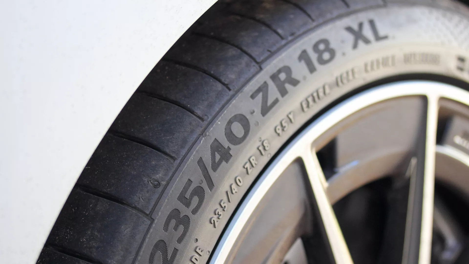 Background Image Text Teaser - 1920x1080 - Signification marquage pneus : le dictionnaire des abréviations (XL, RF, ZP…)