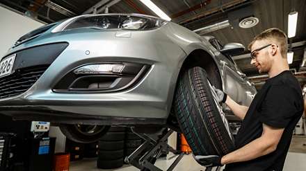 Tire_Changing_DACH_01_1920x1080.jpg