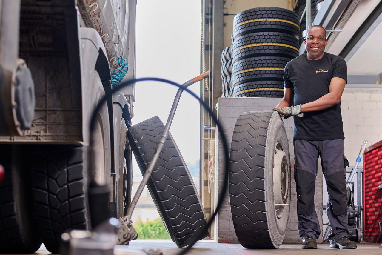 Truckcenter St Gallen Mitarbeiter Reifenservice.jpg