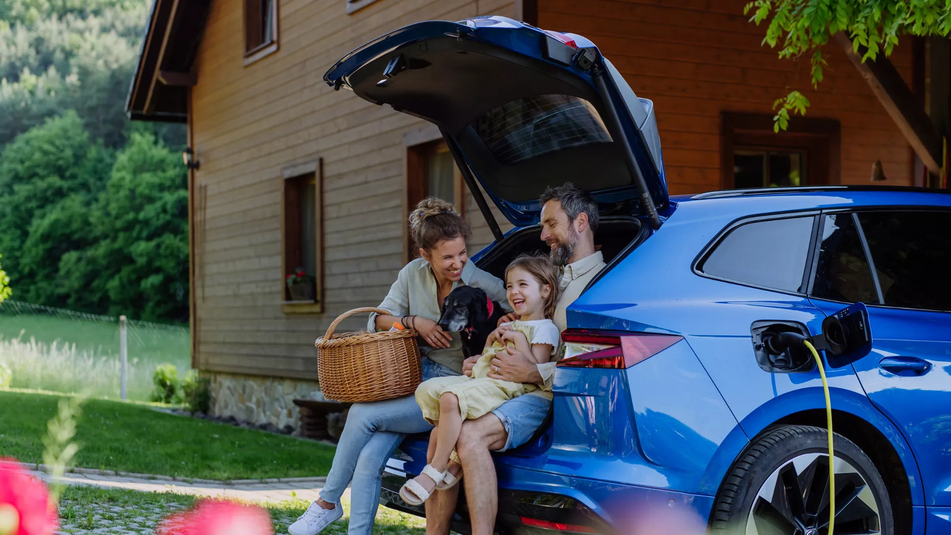 Background text teaser - VACANCES VOITURE ELECTRIQUE : 5 CONSEILS POUR PARTIR SEREIN CET ÉTÉ