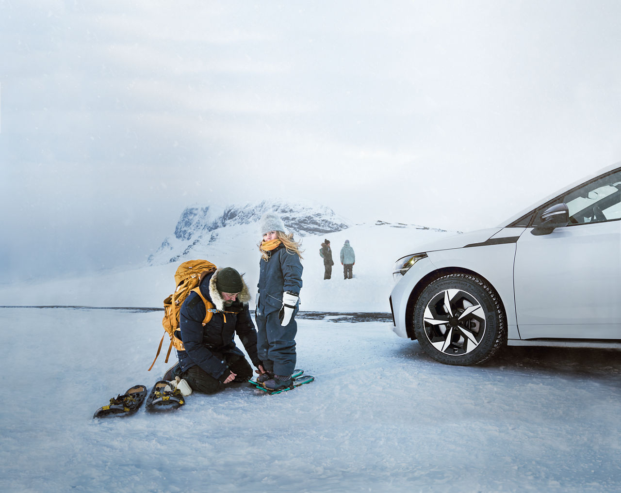 VC8_Snowshoeing - Main Shot. People (1).png