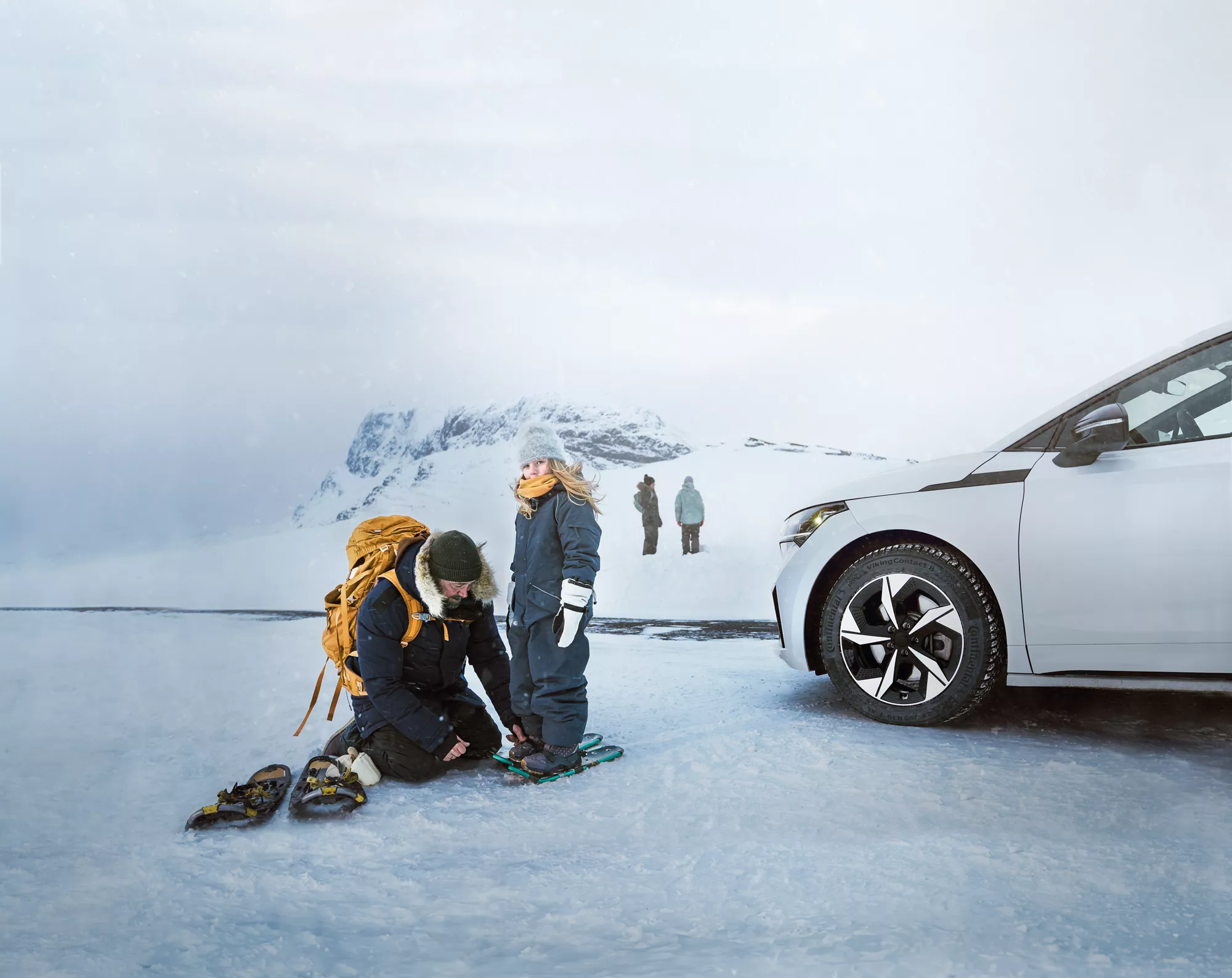 VC8_Snowshoeing - Main Shot. People (1).png