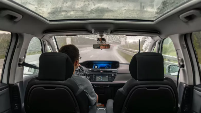 LinkTeaser Tile - 782x440 - aquaplaning regarder loin devant