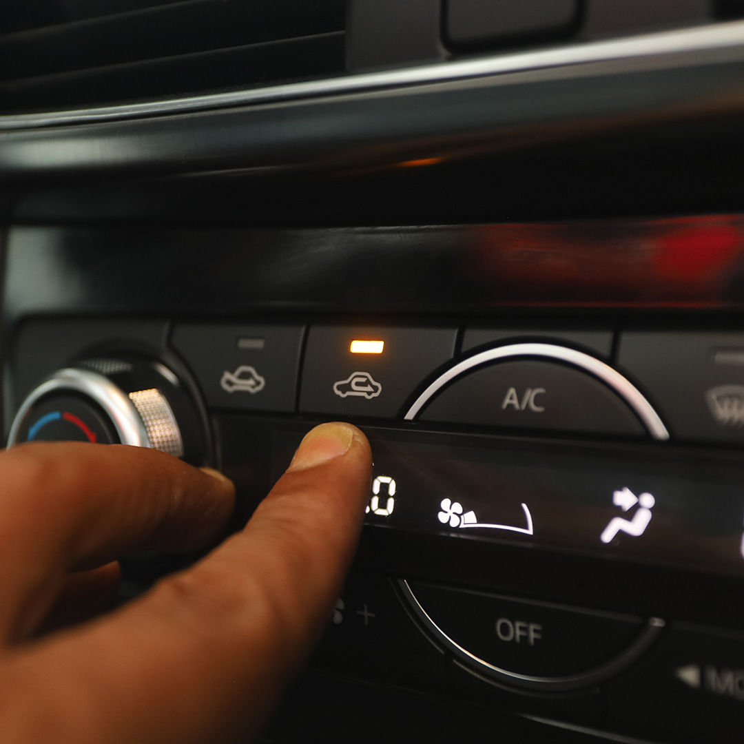 The car air conditioner is set to external ventilation.  the driver presses a button to adjust the air source from outside the car