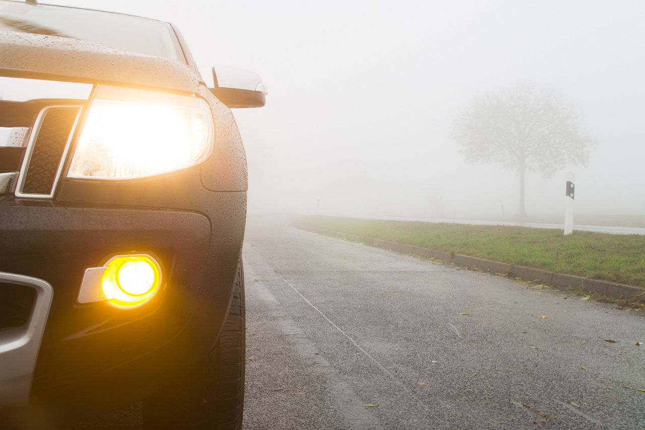 Nebel im Straßenverkehr / Autos / Schlechte Sicht