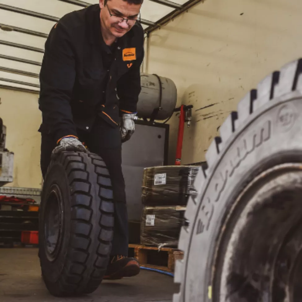 Image text teaser - 976x976 - pneu manutention 