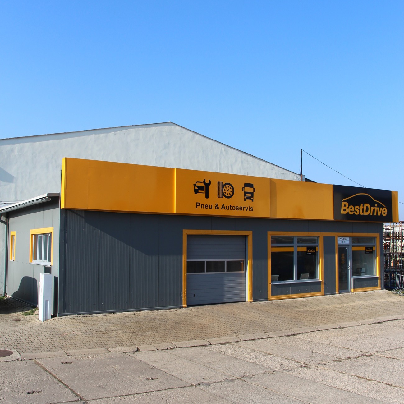 pneuplus-straznice.JPG
