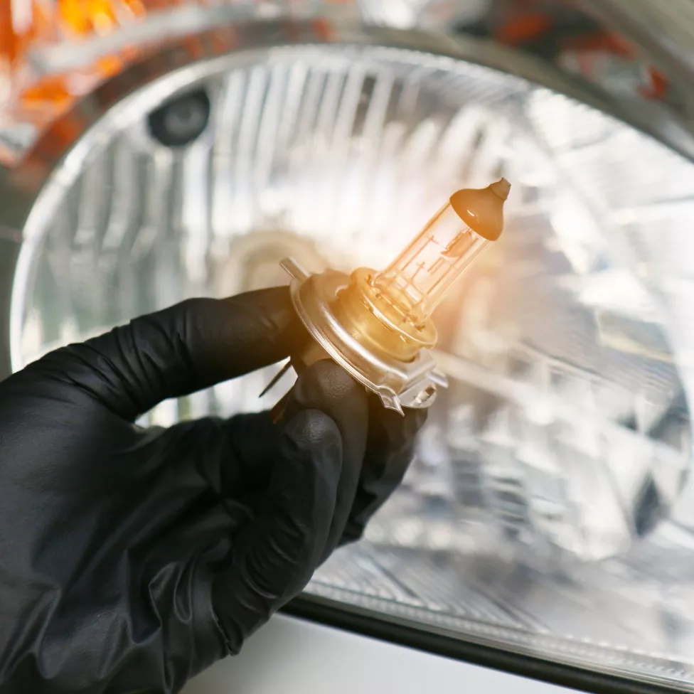 Image text teaser - 976x976 - remplacer ampoule voiture