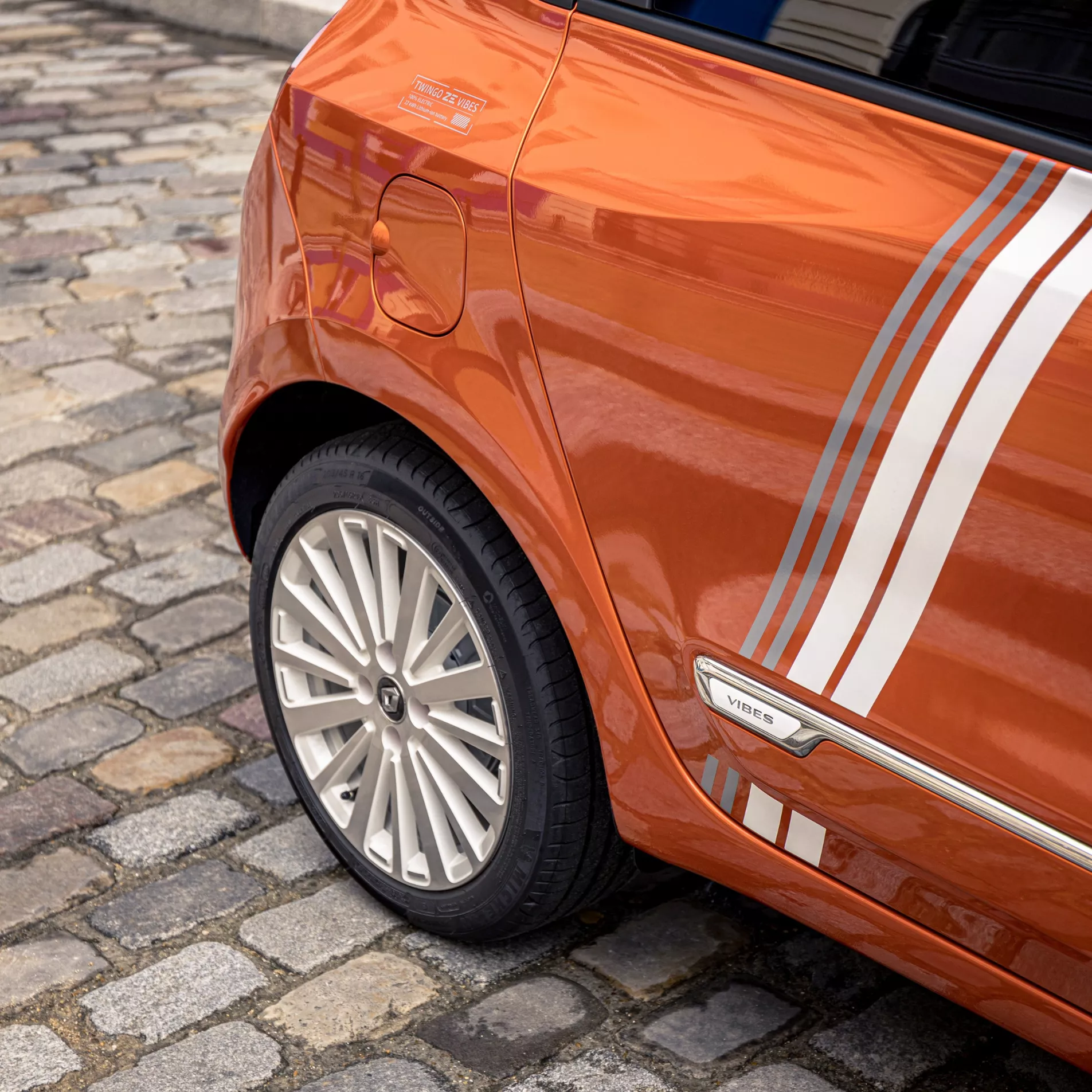 Information Teaser - 1905x1905 - twingo renault pneu  © Jean-Brice LEMAL/Planimonteur